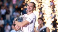 Alexander Zverev poseeraamassa.