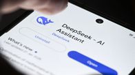 Deepseek puhelimen näytöllä.