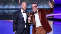  Evan Goldberg och Seth Rogen på Emmygalans scen med ett pris i handen.