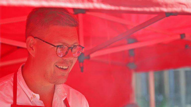 Antti Lindtman paistaa lettuja.