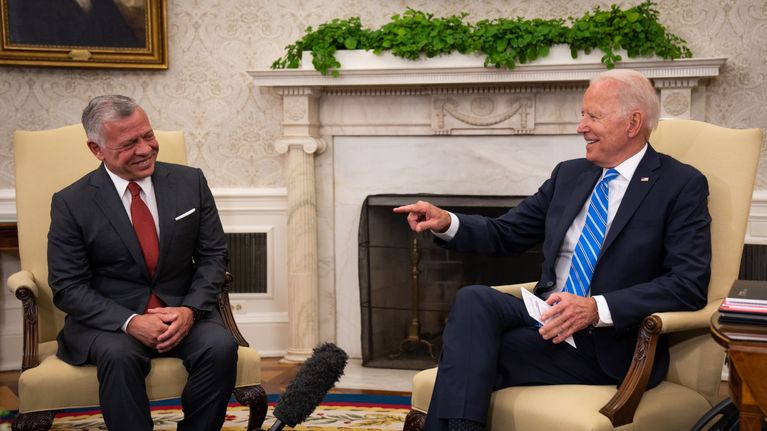 Kund Abdullah av Jordanien och USA:s president Joe Biden sitter bredvid varandra i länsstolar.