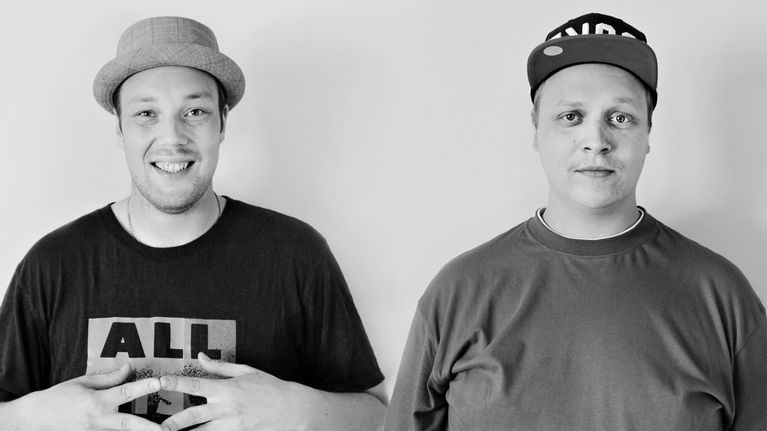 Rap-kaksikko Solonen ja Kosola puolikuvassa