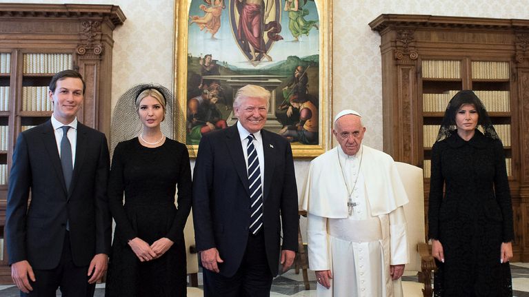 Donald Trump seisoo perheineen paavin rinnalla.