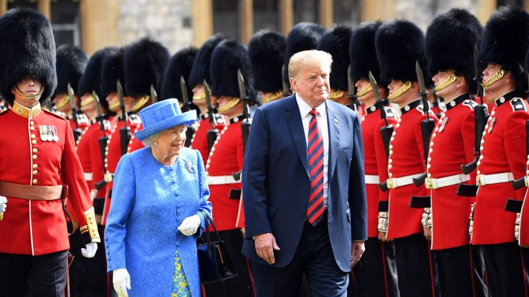 Donald Trump ja kuningatar Elizabet tarkastavat kunniavartion.