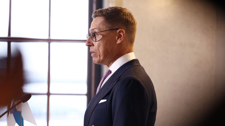 Alexander Stubb puhuu tiedotustilaisuudessa.