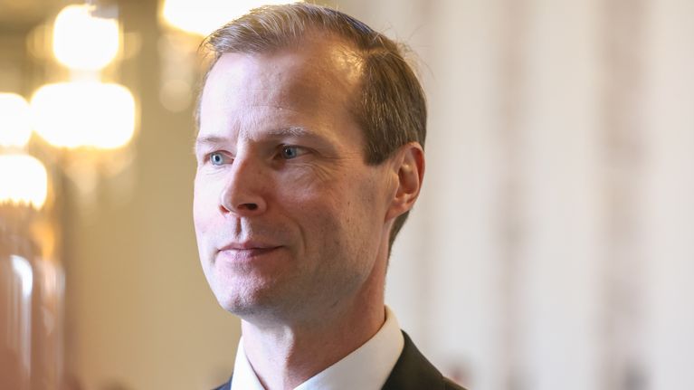 Oskari Valtola puku päällään eduskunnassa.