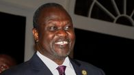 Riek Machar hymyilee.
