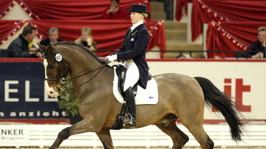 Emma Kanerva ratsastaa hevosella Saksassa 2005.