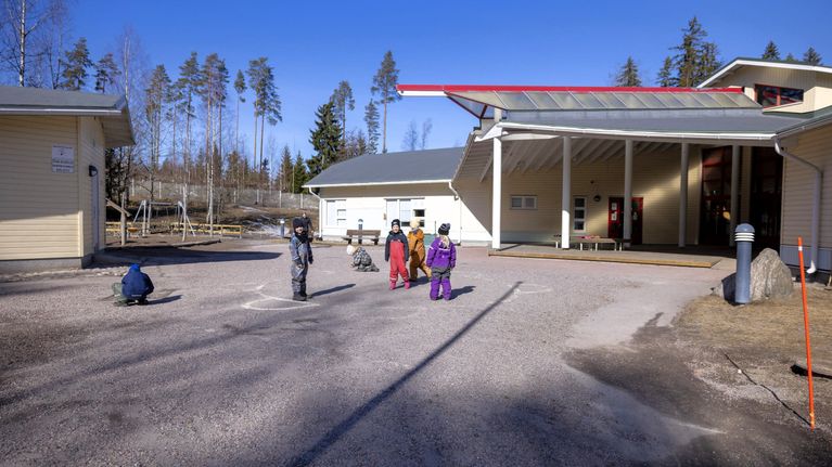orimattilassa-p-iv-kodin-aikuiset-leikkiv-t-lasten-kanssa-enemm-n-kuin