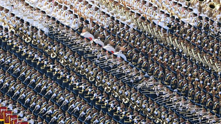 Kiinan armeijan soittokunta valmistautui juhallisuuksiin.