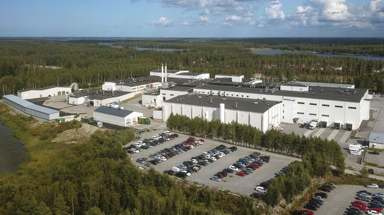 Tehdaskokonaisuus ilmasta.