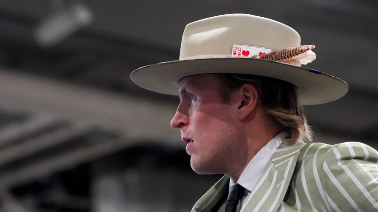 Patrik Laine seuraamassa NHL-ottelua lokakuussa 2025.