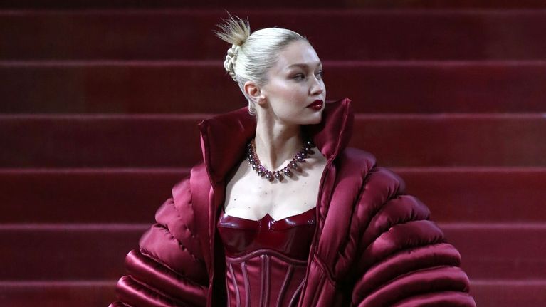Gigi Hadid runsaassa violetinpunaisessa asussaan.