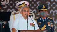 Sri Lankas president Gotabaya Rajapaksa står vid ett talarpodium och pratar.