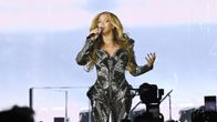 Beyoncé laulaa esiintymislavalla.