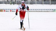 Lahden hiihtoseuran Onni Mäiselin kokeilee vanhoja Järvisen puusuksia Lahden hiihtostadionilla.