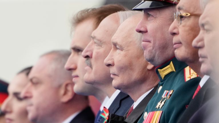 Presidentti Vladimir Putin sekä liuta ystävällismielisten valtioiden edustajia Moskovassa Voitonpäivän paraatissa toukokuussa.