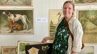Riika Bergström hymyilee opetustaulujen myyntinäyttelyssä. 