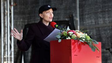 Minja Koskela puhuu vapputapahtumassa.