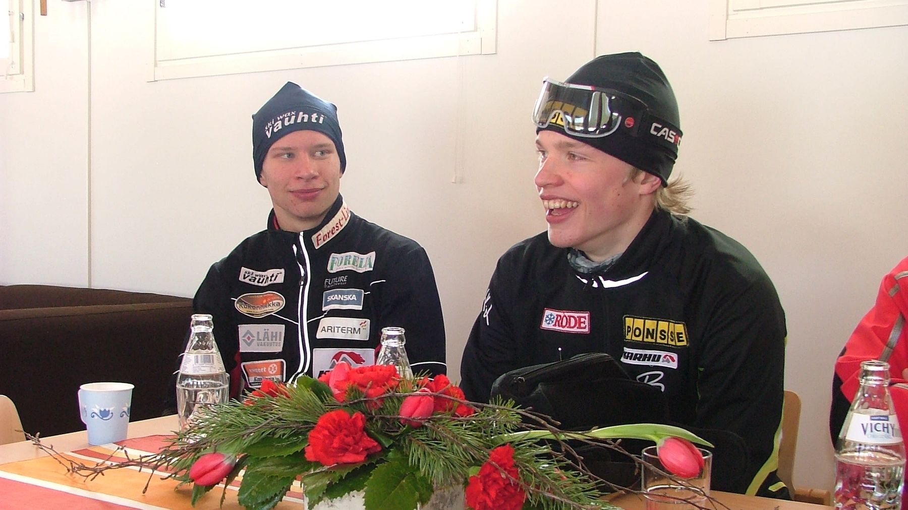 Iivo Niskanen ja Sami Lähdemäki pöydän takana.