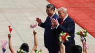 Trump ja Xi lapsiparven tervehtiessä Pekingissä.
