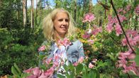 Riihimäen kaupunginpuutarhuri Päivi Sundman atsaleapensaan vieressä