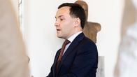 Wille Rydman eduskunnan valtiosalissa median edessä.