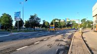 Kadulla monia liikenneopasteita ja merkkejä siitä, että katuosuus on suljettu liikenteeltä.