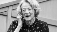 Maggie Smith mustavalkoisessa kuvassa.