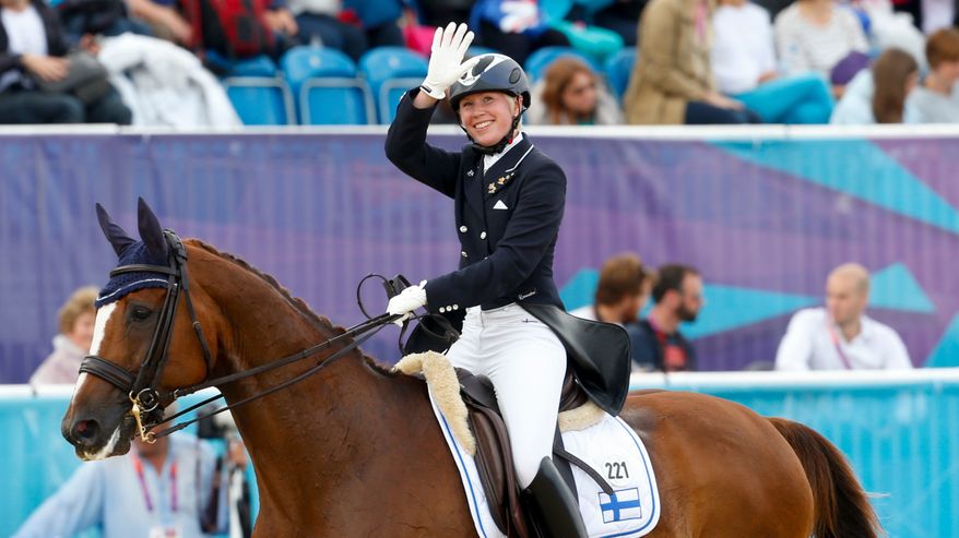 Emma Kanerva vilkuttaa hevosen selässä Lontoon olympialaisissa 2012.