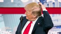 Donald Trump asettelee hiuksiaan.