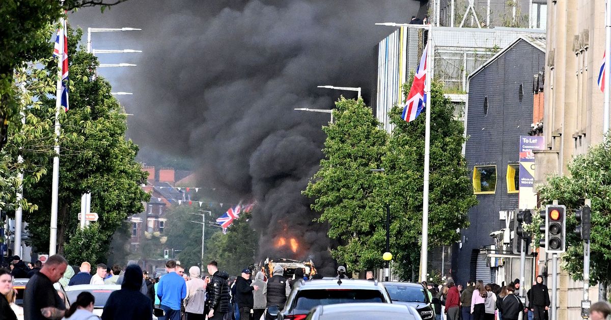 Protestoijat sytyttivät autoja tuleen Belfastissa