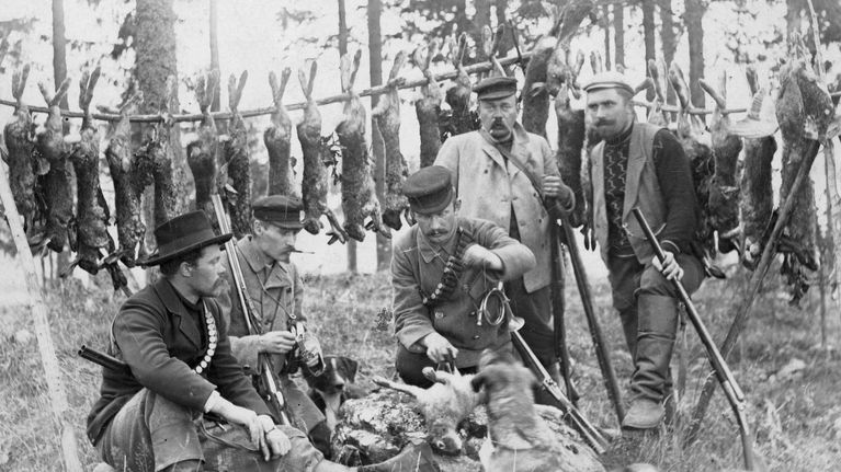 Metsästäjät jänissaaliin kanssa 1800-luvun lopulla. 