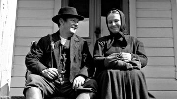 Matti (Leo Jokela) ja Liisa (Anja Pohjola) juna-aseman portailla.