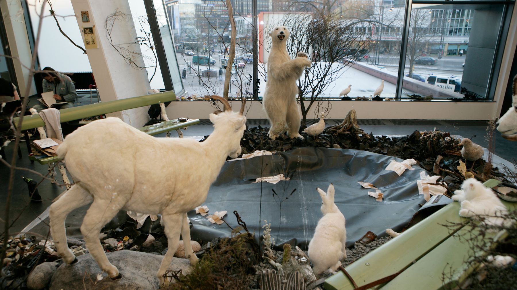 Ars 06 -näyttelyn rakentamista Kiasmassa joulukuussa 2005. Taiteilijat Gerda Steiner ja Jörg Lenzlinger kokoamassa teostaan Joutsenlampi, 2005.