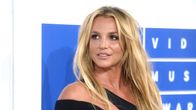 Britney Spears i svart klänning.