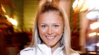 Frida Karlsson poserar efter segern i Holmenkollen 2020.