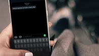 Puhelimen ruudulla tekstiviesti: "Vastaa saatana tai tulen ovesta läpi"