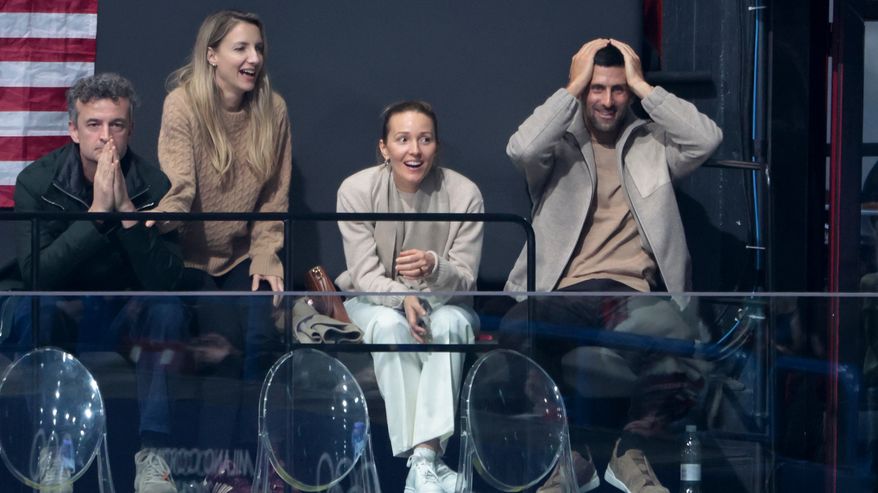 Novak Djokovic ja hänen puolisonsa Jelena olivat ihmeissään, kun Ilia Malinin täräytti voltin joukkuekisan vapaaohjelmassaan. 