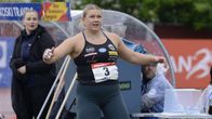 Emilia Kangas katsoo työntönsä perään Kuortaneen GP-kisoissa 21.6.2025.