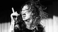 The Slits -yhtyeen laulaja Ari Up lavalla lähikuvassa joskus 70-luvulla. Kuva dokumenttielokuvasta.