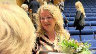 Johanna Sjöholm otti vastaan Niceheartsin saaman Minna Canth -palkinnon.