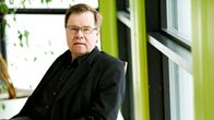 Yle Asian vastaava tuottaja Timo Järvi istuu tuolissa.
