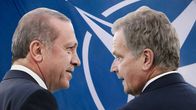 Recep Tayyip Erdogan ja Sauli Niinistö Nato lipun edessä.