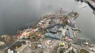 Särkänniemen huvipuistoalue Näsinneulasta kuvattuna. Näsijärvi, huvipuistolaitteita ja kerrostaloja. Kuvauspäivä 3.5.2024.