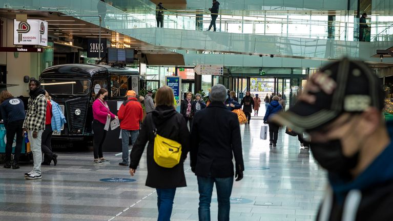 Oulun Kauppakeskus Valkeassa ihmisiä