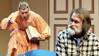 Vaasan kaupungiteatterin Katoava maa pääosia esittävät Kirsi Asikainen ja Jorma Tommila roolihahmojensa asuissa teatterin lavalla.