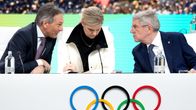 Kansainvälisen olympiakomitean pääjohtaja Christophe de Kepper, nykyinen puheenjohtaja Kirsty Coventry ja entinen, Thomas Bach, kuvattuna Milanossa.