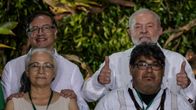 Amazon-kokouksen avajaisissa, tiistaina Belémissä. Takarivissä Kolumbian presidentti Gustavo Petro (vas.), Brasilian presidentti Luiz Inácio Lula da Silva, kolumbialainen antropologi ja kielitieteilijä Ruth Consuelo Chaparro ja alkuperäiskansojen COICA-järjestön tiedottaja Toya Manchineri.