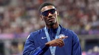 Fred Kerley Pariisin olympialaisten palkintokorokkeella.